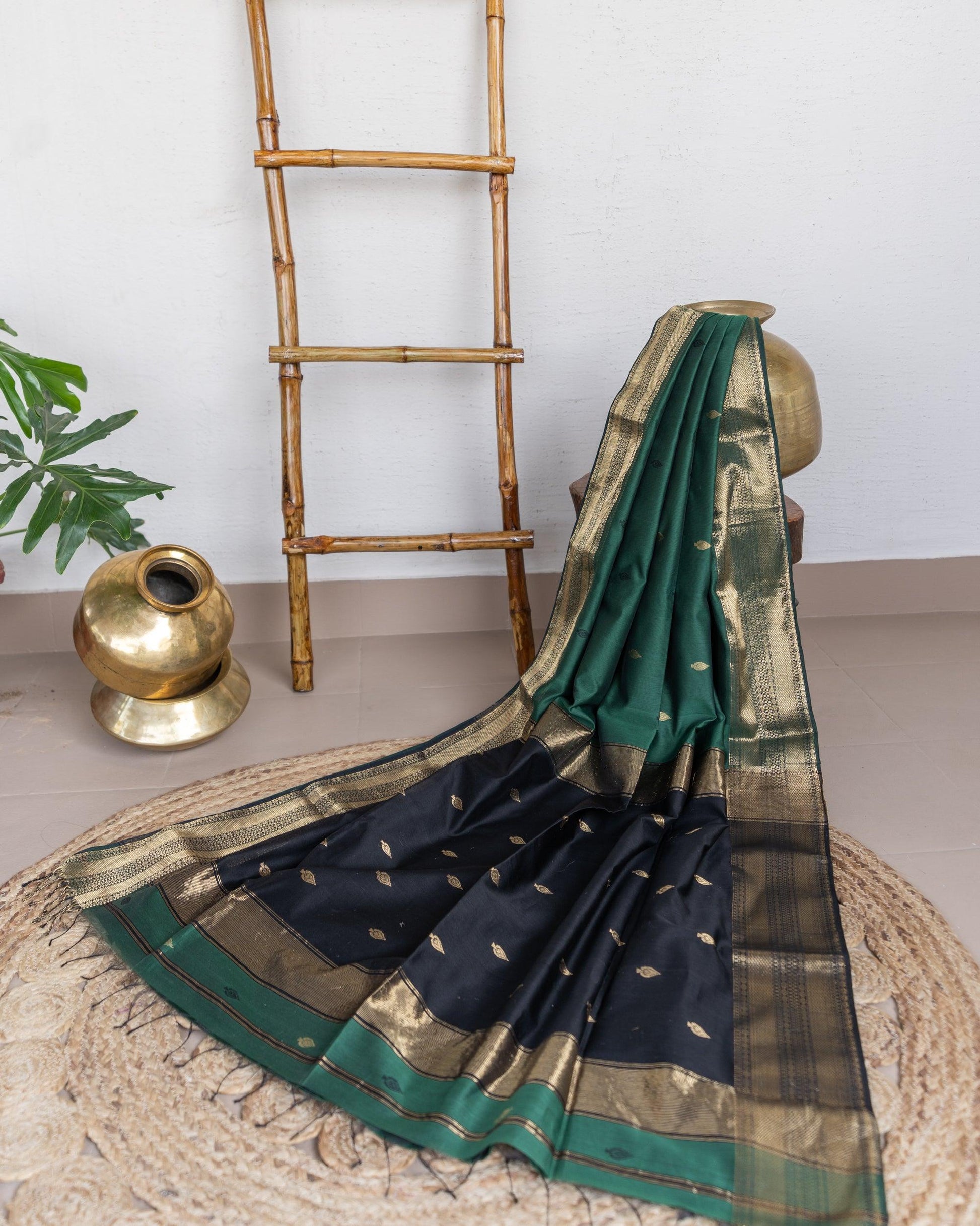Handweave Maheshwari Handloom Forest Green and Black Paan Border Silk Cotton Saree - TESU