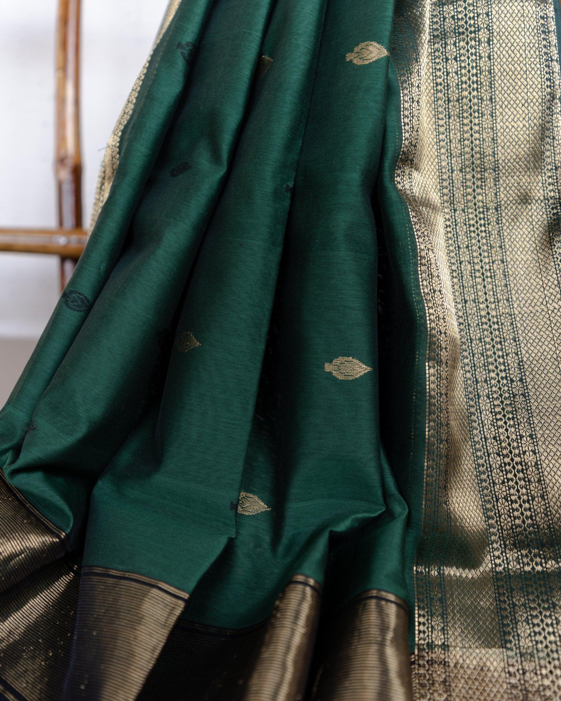 Handweave Maheshwari Handloom Forest Green and Black Paan Border Silk Cotton Saree - TESU