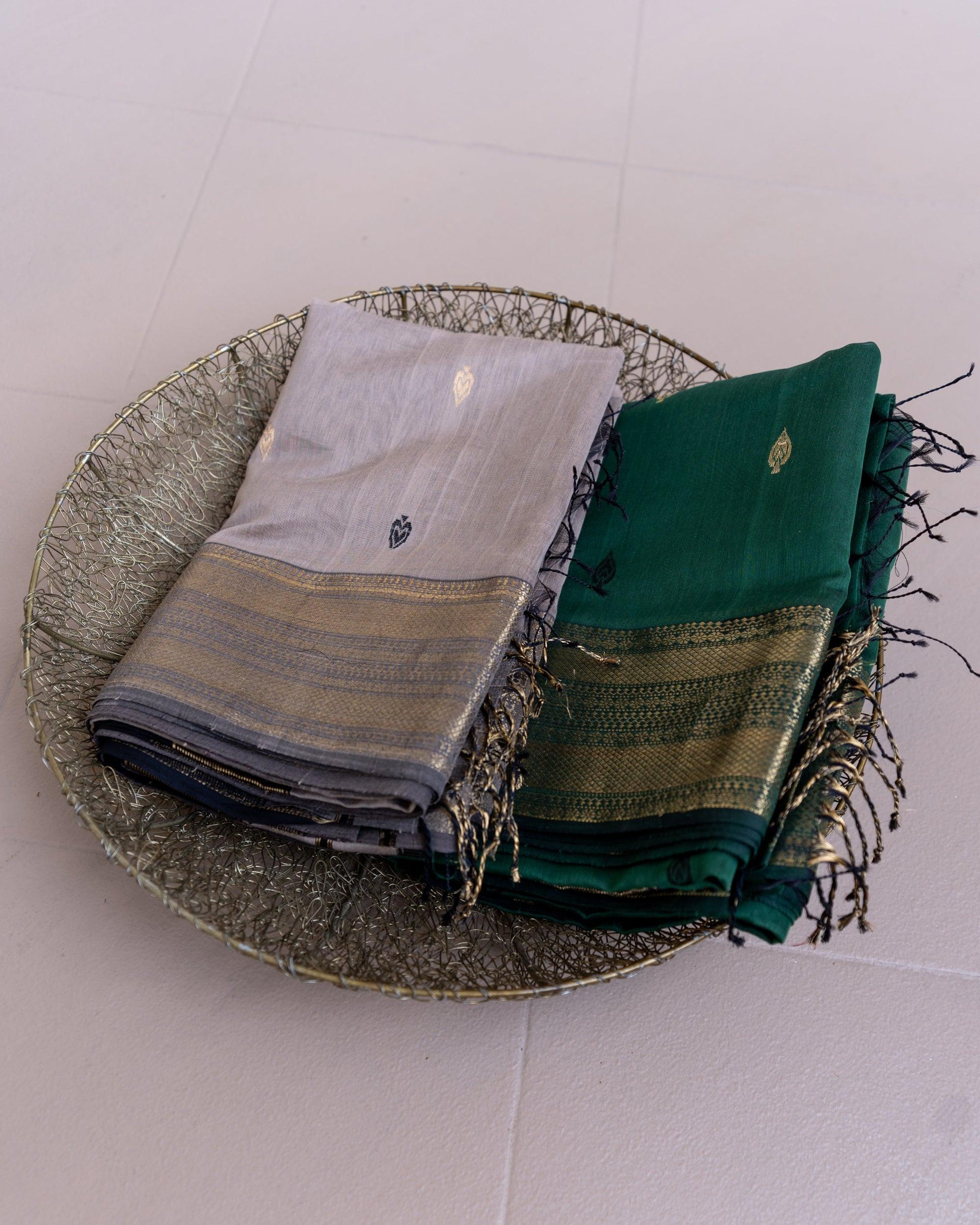 Handweave Maheshwari Handloom Forest Green and Black Paan Border Silk Cotton Saree - TESU