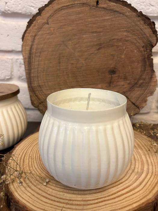 White Pleated Candle with Wooden Lid