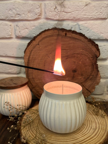 White Pleated Candle with Wooden Lid