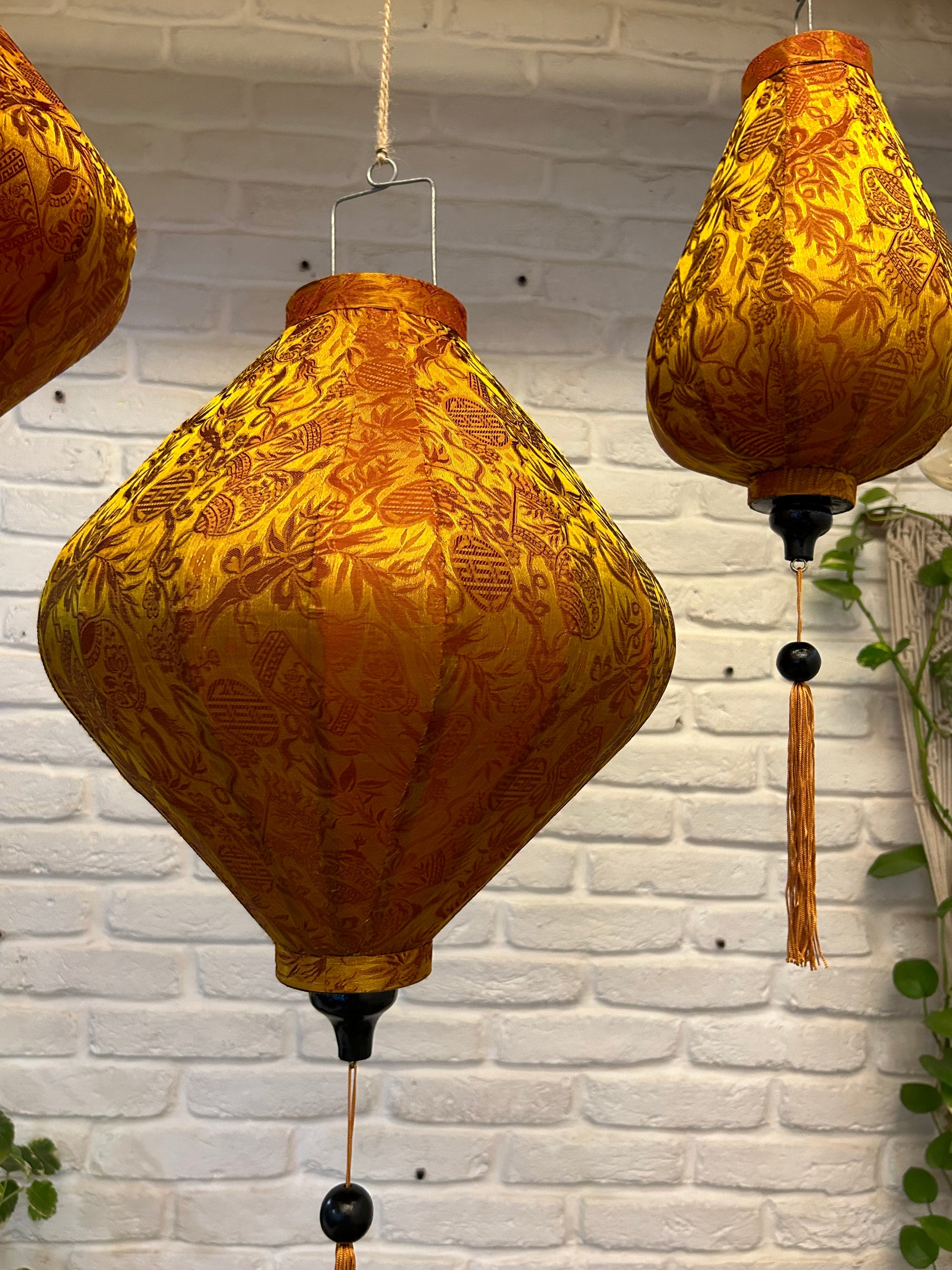 Buy Best Lampshade for your Dream Home & Garden Décor.  Asian-inspired décor, Authentic Vietnamese artwork, Celebration dinner décor, Culture-infused textures, Deep green and red lanterns, Folding technique lanterns,	 Hand-painted lanterns, Home decor lanterns, Premium silk lanterns, Restaurant décor, Silk lantern décor, Vietnamese silk lanterns, Wedding lanterns, TESU