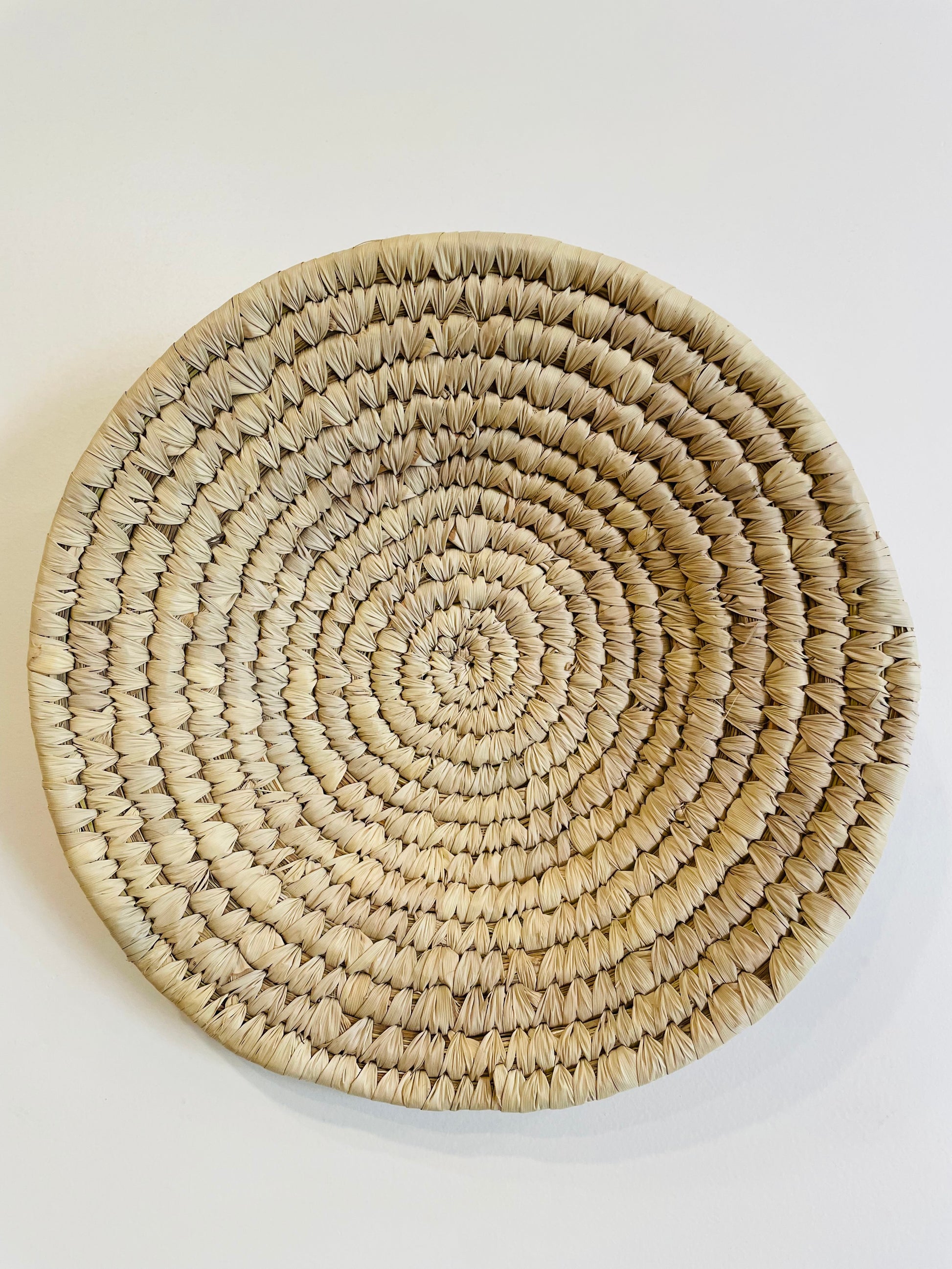  Artisanal Palm Leaf Design, Boho Home Accessory, Circular Wall Baskets, Easy Hanging Hook, Eco-friendly Plate, Fruit or Bread Baskets, Handcrafted Wall Décor, Indian Artisan Craft, Natural Palm Leaf Plates, Palm Leaf Woven Plates, Spiral-shaped Design, Sustainable Home Décor, Three Sizes Available, Wall Hanging Plate, Tesu
