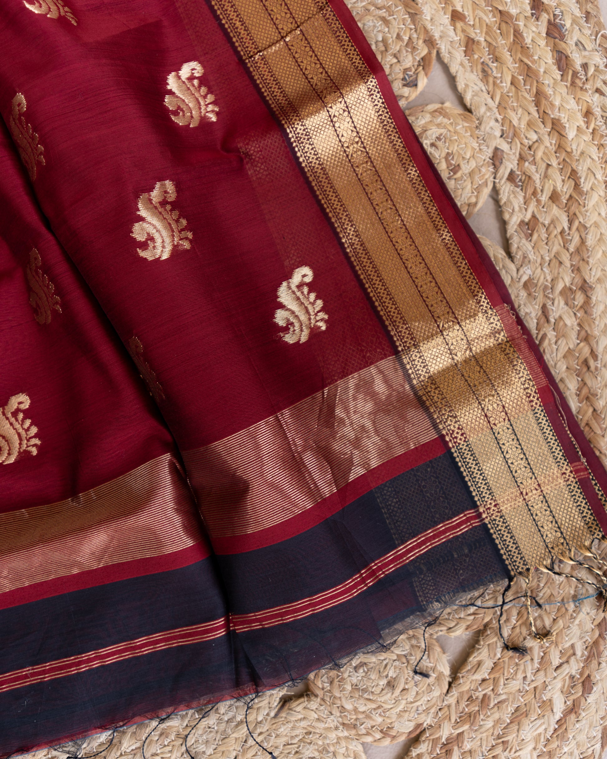 Handweave Maheshwari Handloom Black and Maroon Silk Cotton Saree - TESU