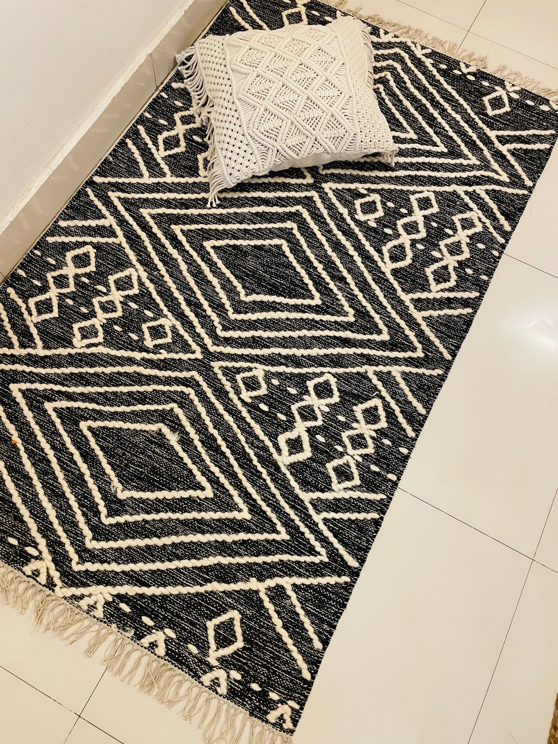 Bohemian Woollen Thread Rug - White and Black - TESU