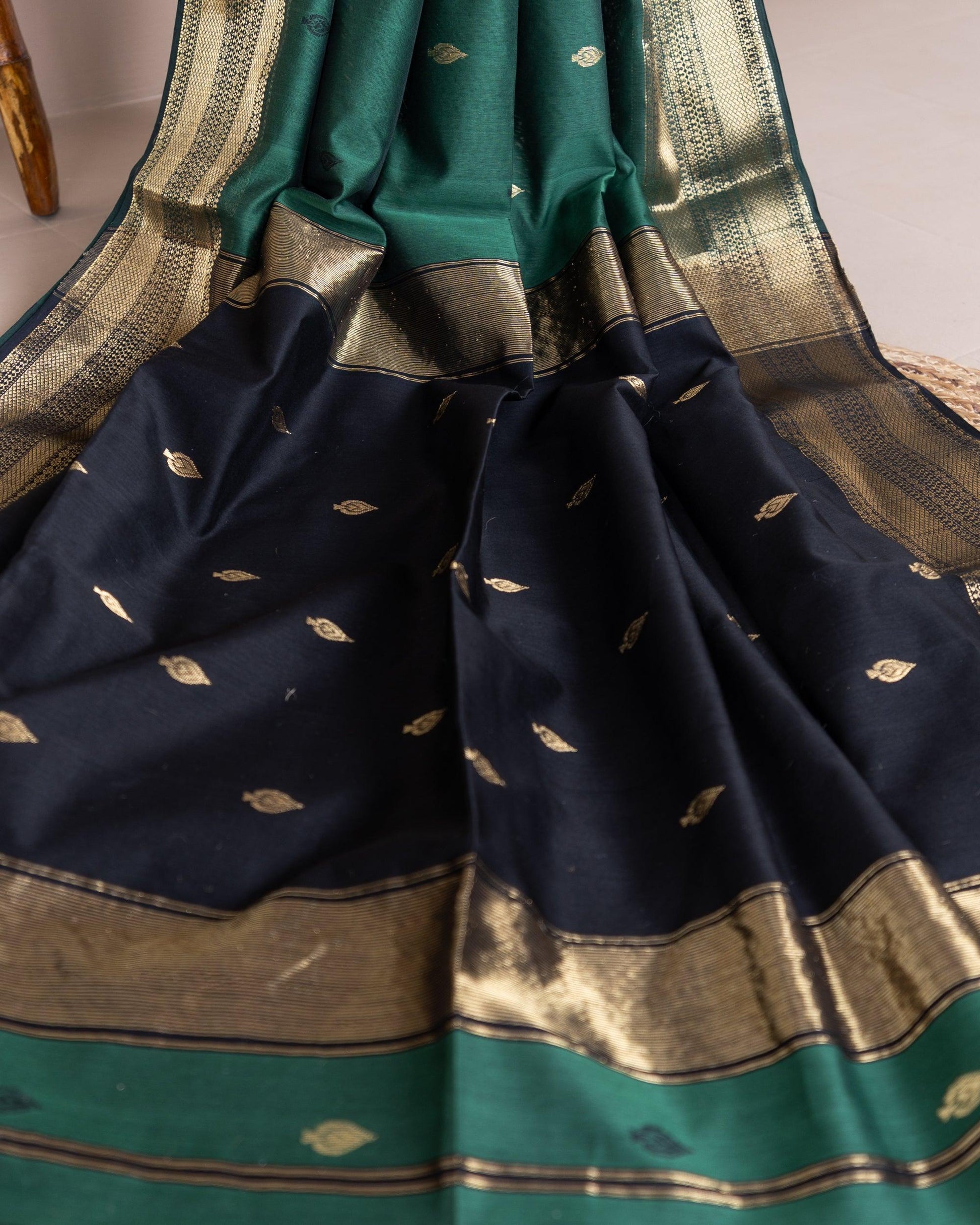 Handweave Maheshwari Handloom Forest Green and Black Paan Border Silk Cotton Saree - TESU