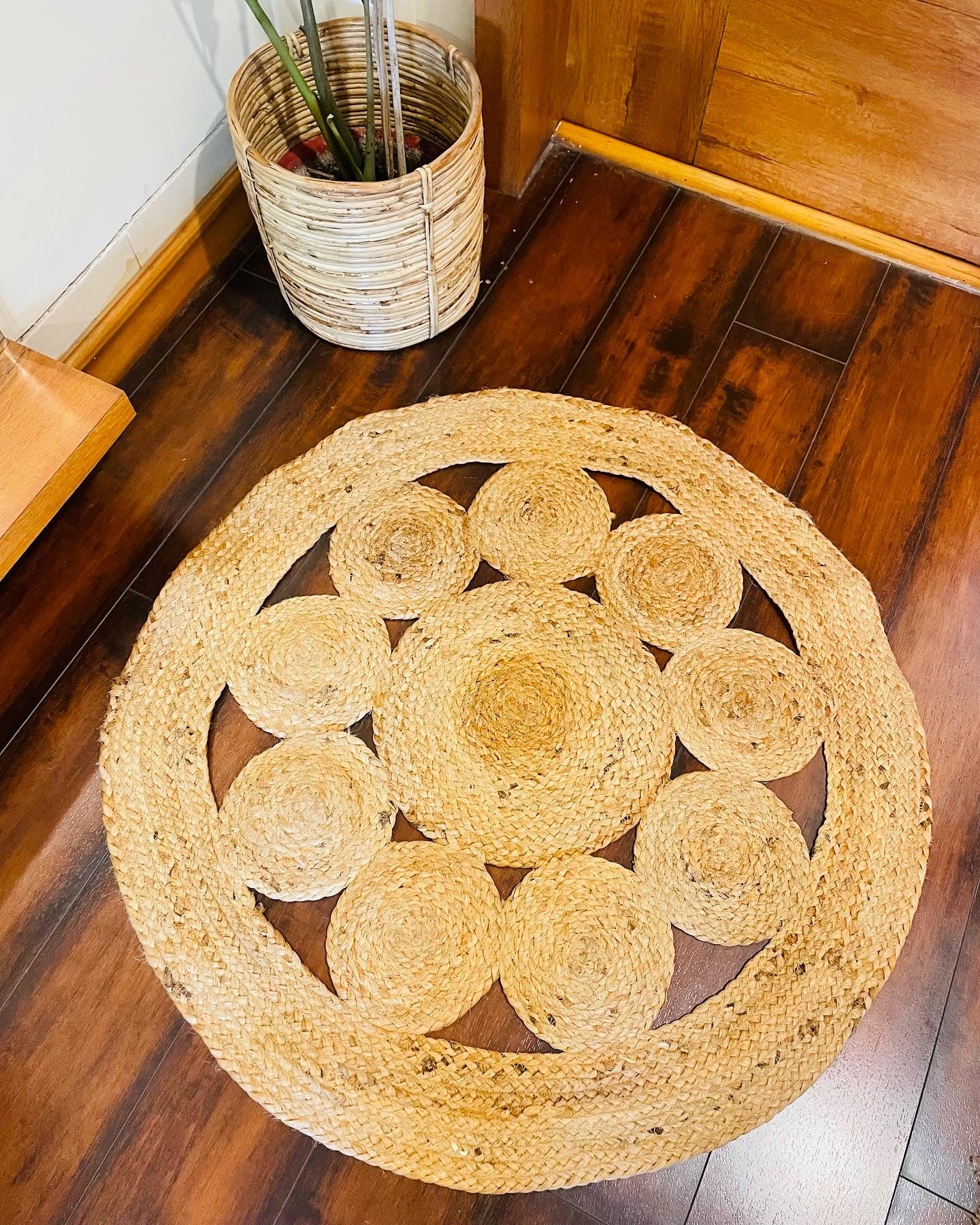  Bohemian jute rug, Durable jute rug, Eco-friendly jute rug, Hand-braided jute rug, Handwoven jute rug, Hemp rug, Indian weaving patterns, Indoor jute rug, Jute braided rug, Natural fiber rug, Reversible jute rug, Round jute rug, Rustic jute rug, Sustainable jute rug Warm jute rug, tesu