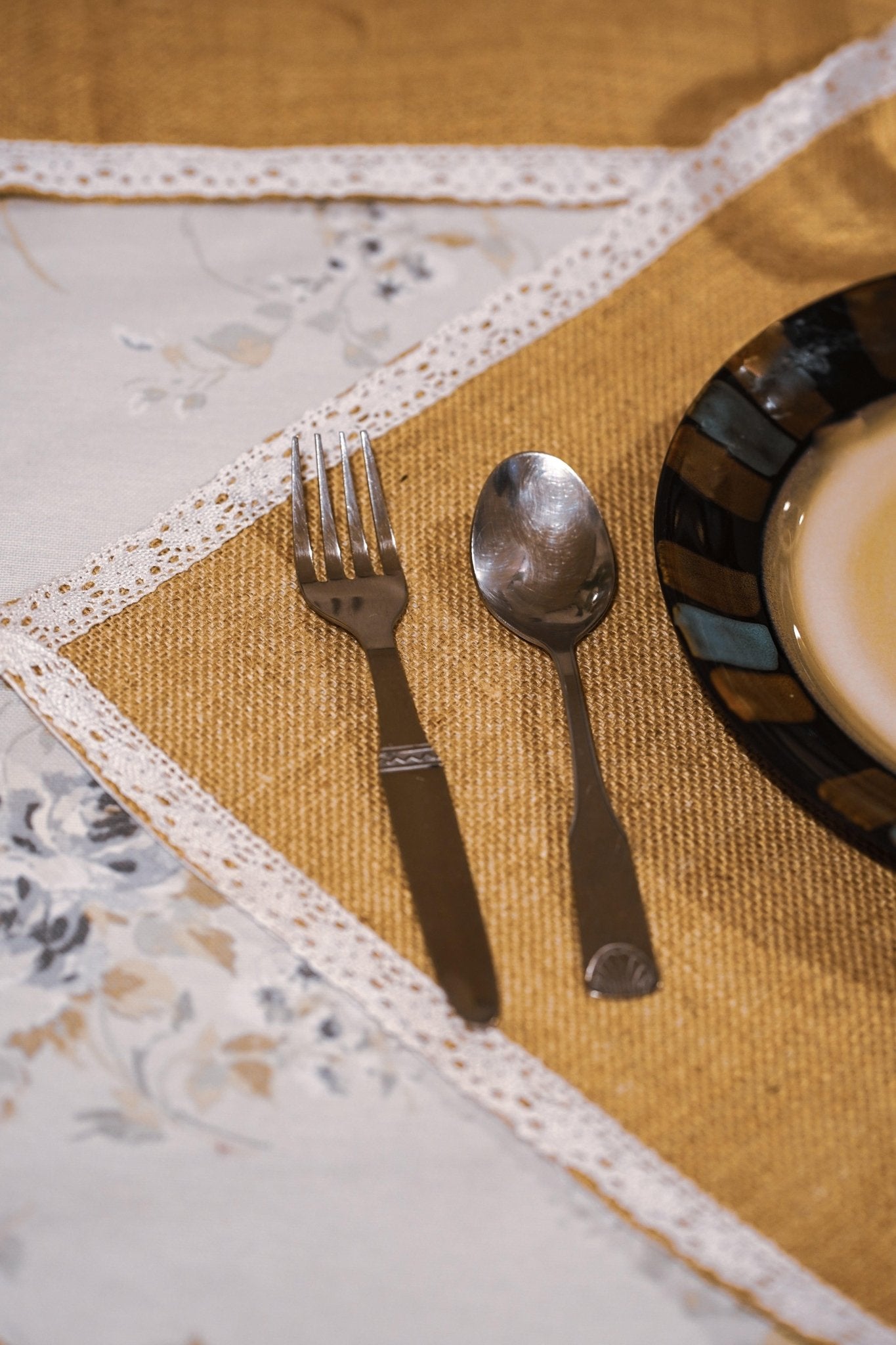 Jute Table Runner with 6 Mats - TesuPlacemats