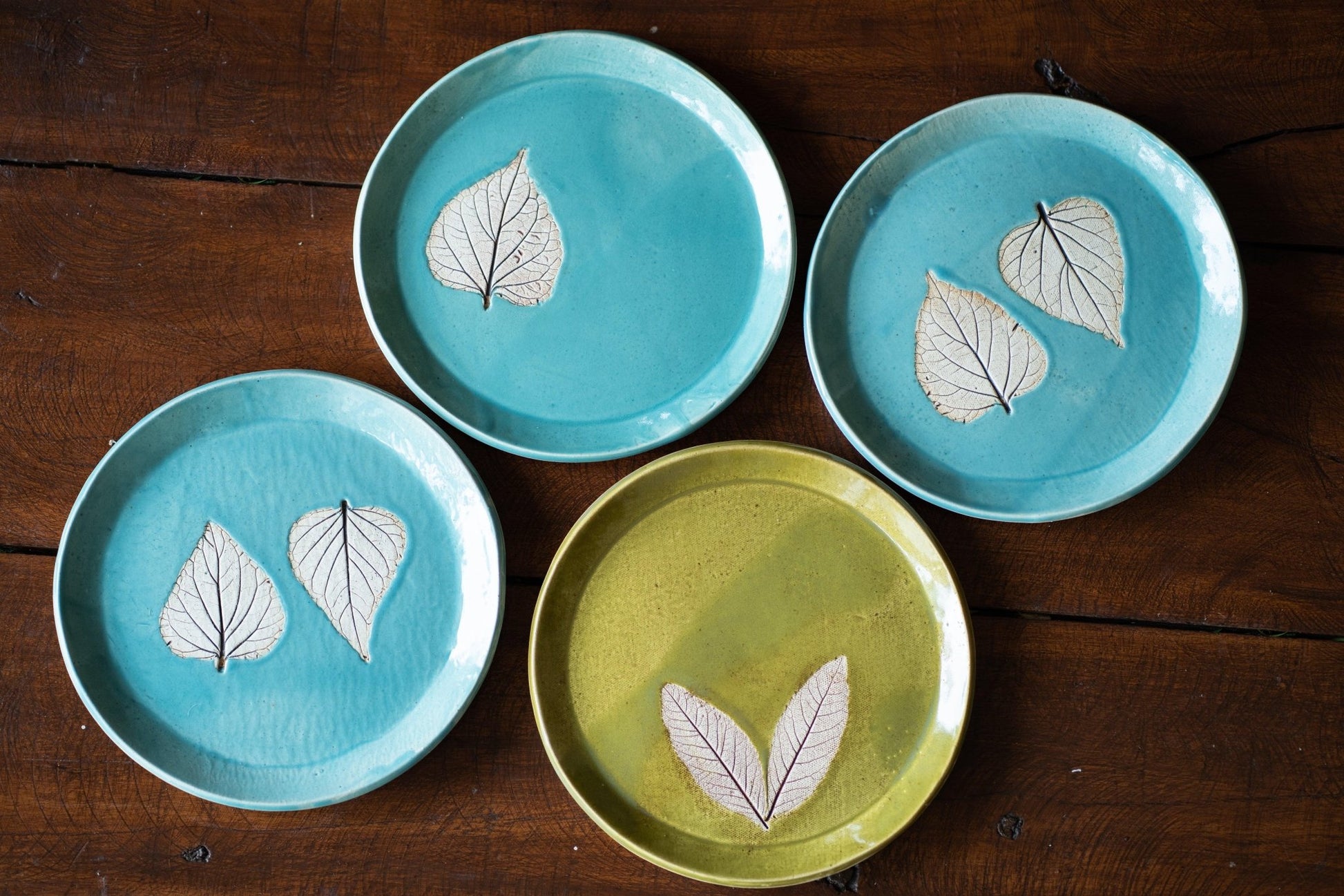 Leaf Engraved Quarter Plate - Olive Green - TesuWall Decor