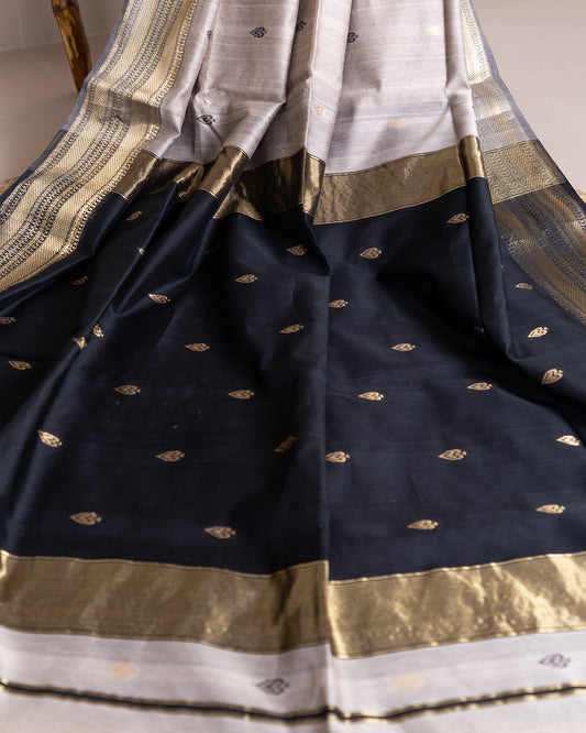 Handweave Maheshwari Handloom Grey and Black Paan Border Silk Cotton Saree
