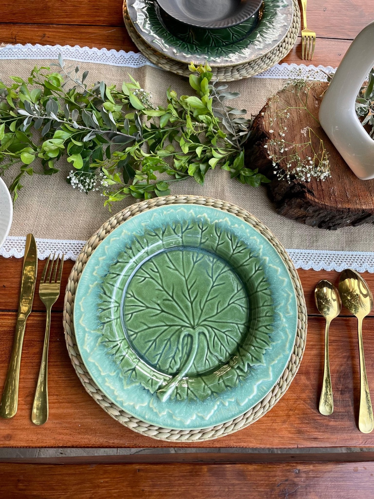 Parna Leaf Design Charger Plate - Green and White - TesuServeware