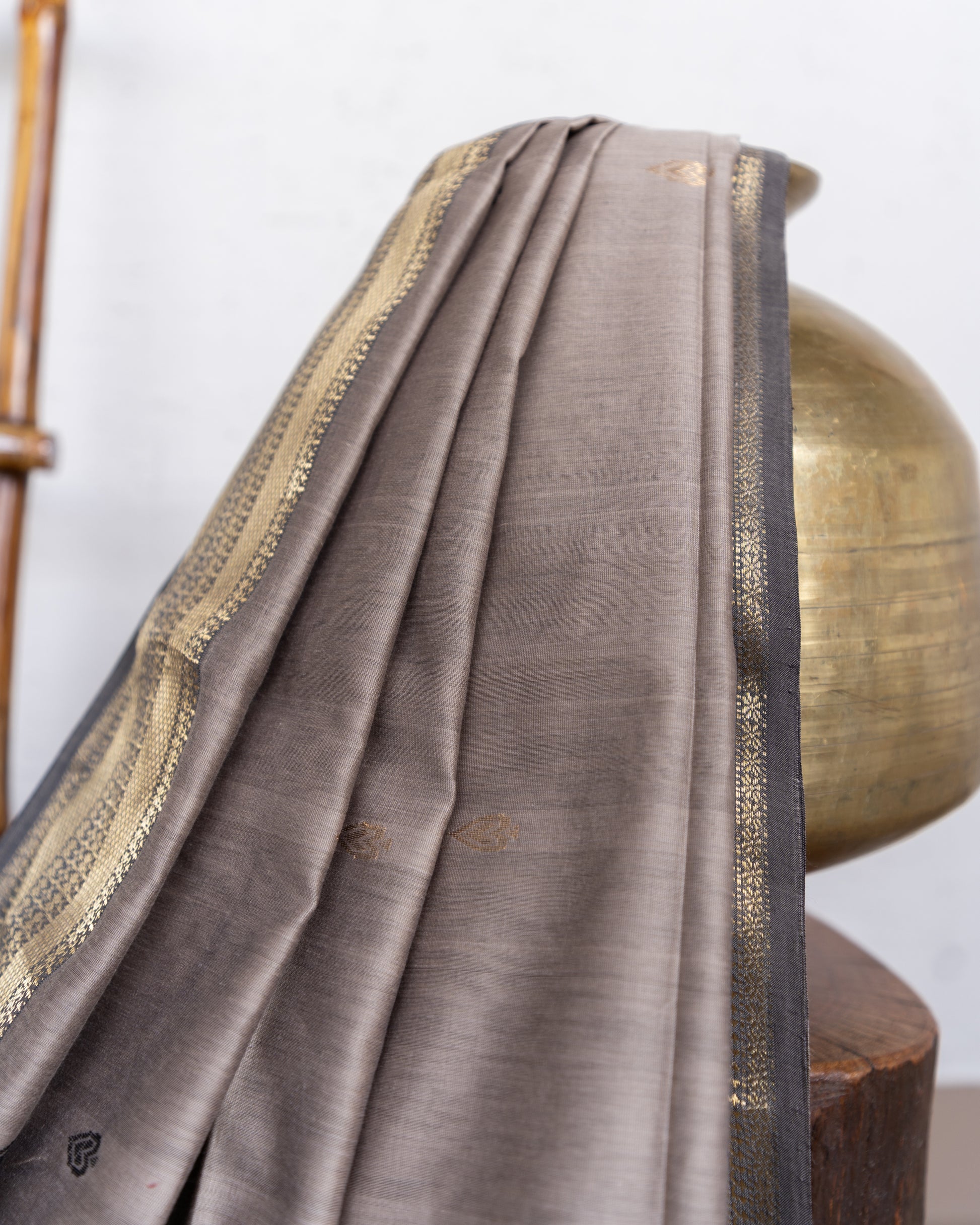 Handweave Maheshwari Handloom Grey and Black Paan Border Silk Cotton Saree